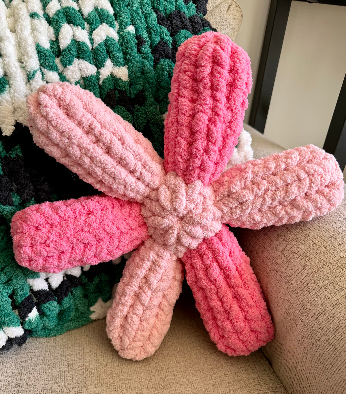 Chunky Knit Flower Pillow 🌸