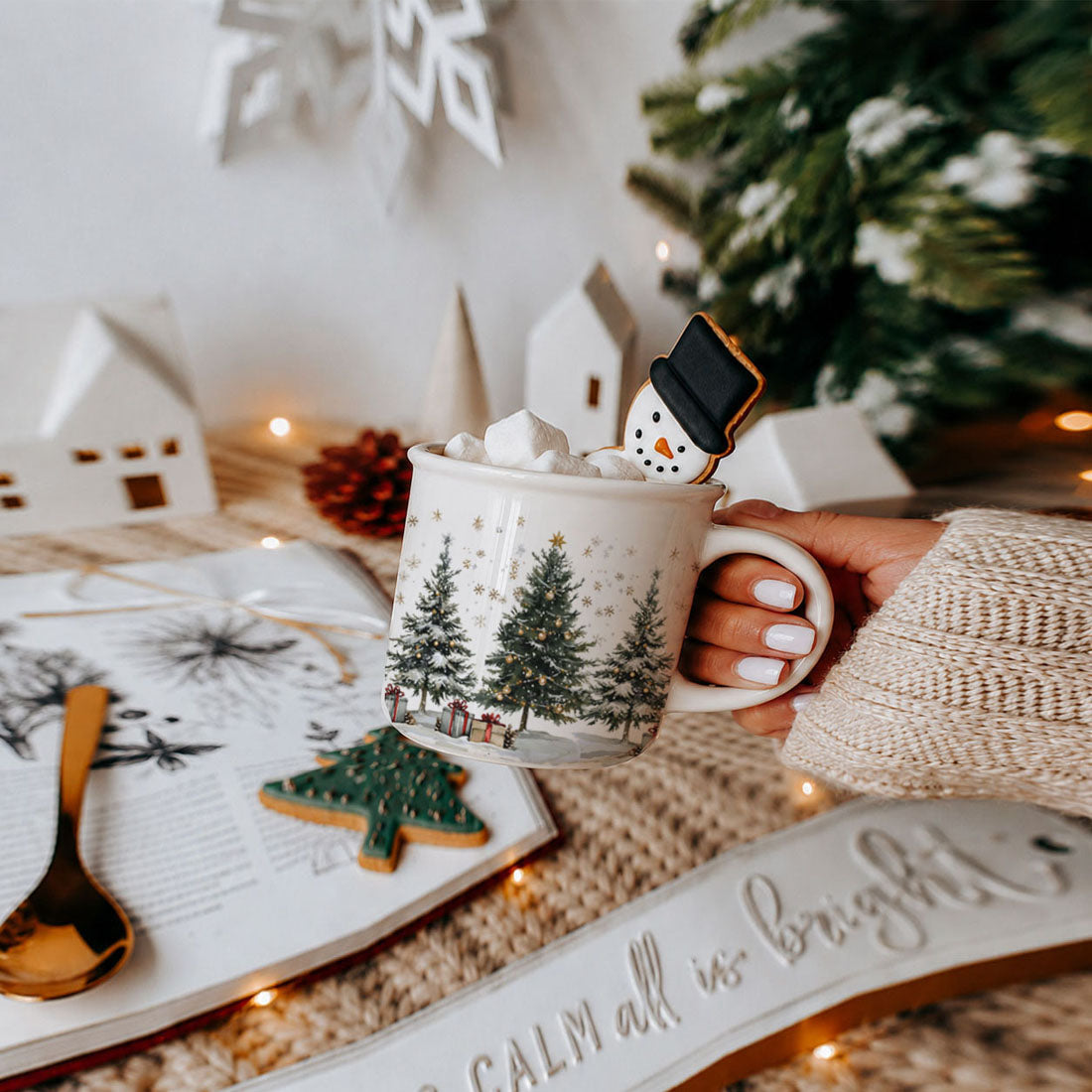 Christmas mug with snow dusted evergreens
Winter wonderland mug with peaceful snowy scene
Christmas tree mug for holiday entertaining
Holiday ceramic mug with snowy seasonal artwork
Christmas mug with winter wonderland forest design
Winter wonderland mug with classic Christmas beauty
Christmas tree coffee mug for seasonal gifting
Holiday mug with snowy Christmas charm
Christmas mug with twinkling tree illustration