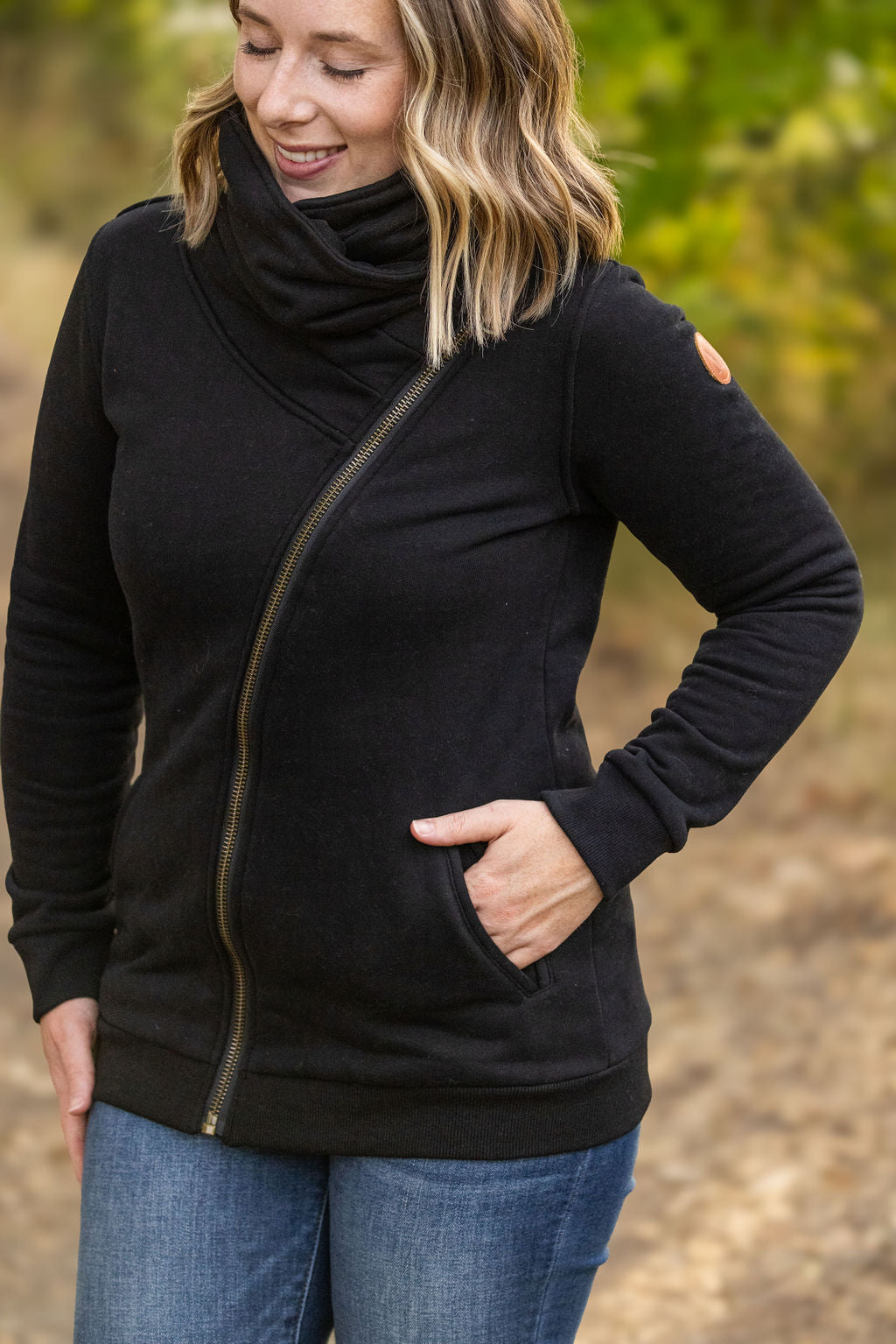 IN STOCK Quinn ZipUp Cowl - Black