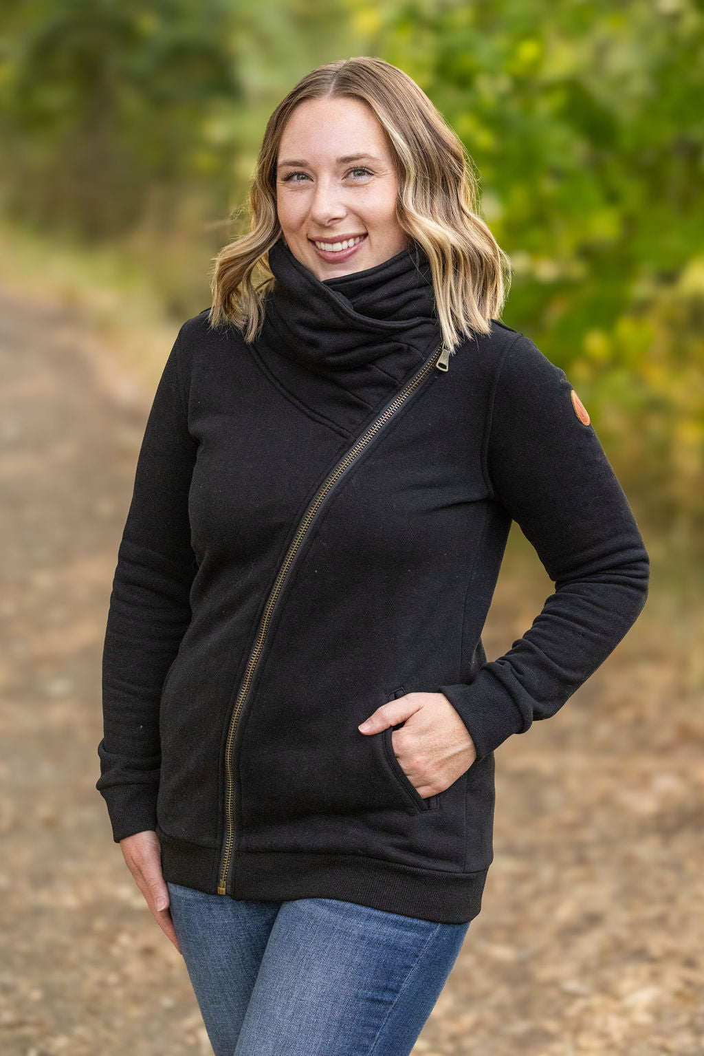 IN STOCK Quinn ZipUp Cowl - Black