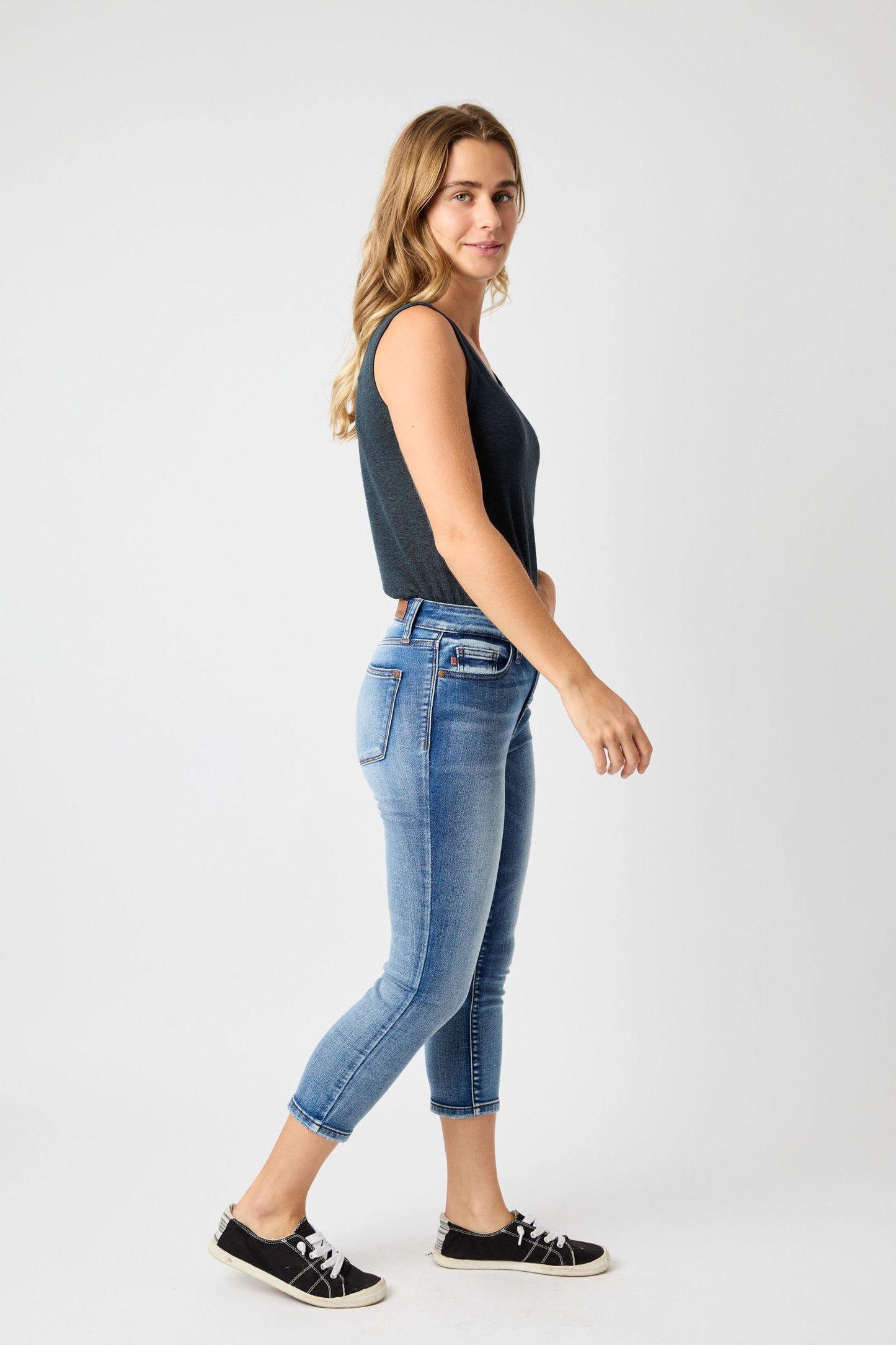 Judy Blue MidRise Contrast Wash Capris