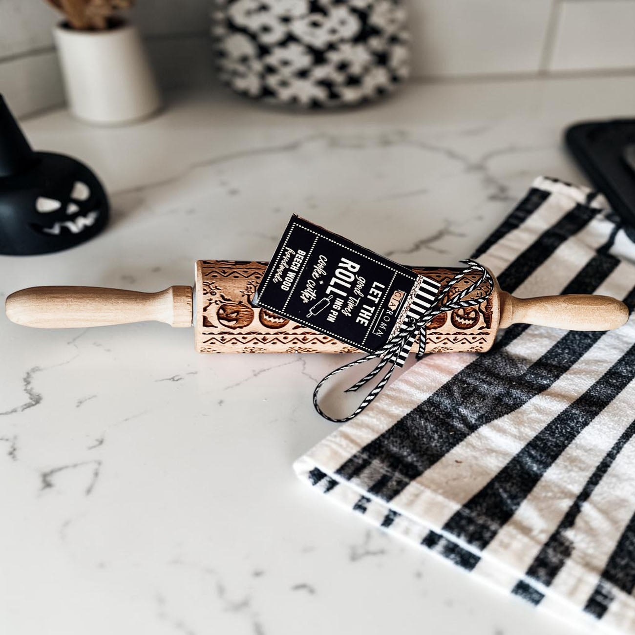Create stunning Halloween treats effortlessly with this pumpkin embossed wooden rolling pin. Designed to imprint detailed jack-o’-lantern and spooky tree patterns into cookie dough, pie crust, fondant, and pastry, this rolling pin turns simple baking into a festive experience.