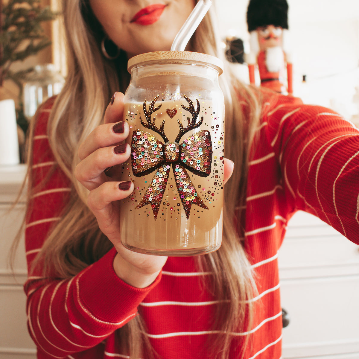 Christmas reindeer glass cup with glitter bow - holiday tumbler gift idea
Sparkly holiday glass tumbler - glitter sequin bow with reindeer antlers
Christmas gift idea - festive glitter bow tumbler cup with bamboo lid