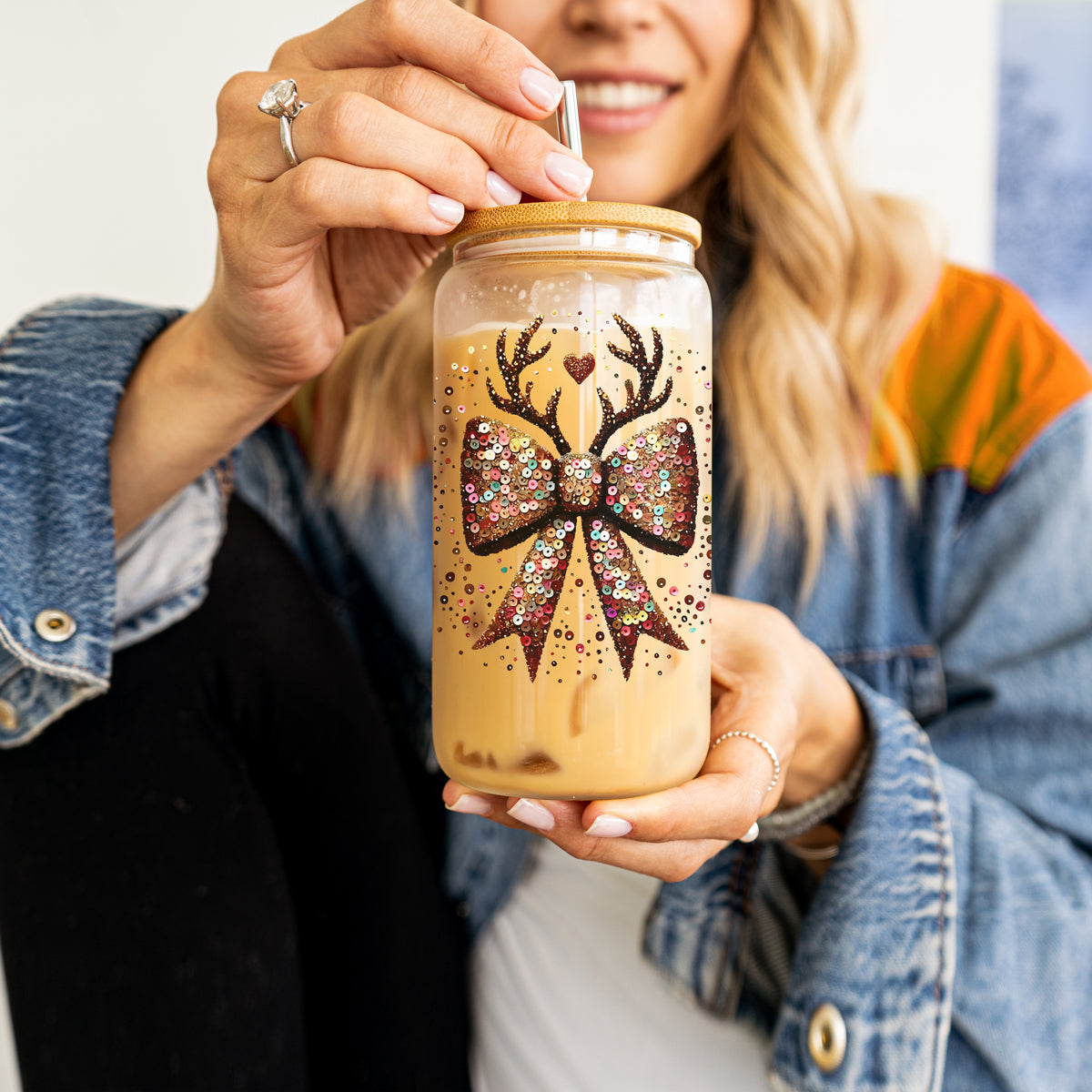 Christmas hostess gifts glass tumbler 17oz - Glitter sequin bow reindeer holiday coffee cup bamboo lid - Sparkly drinkware
Reusable Christmas coffee cup 17oz glass straw - Glitter sequin bow reindeer eco-friendly tumbler bamboo lid