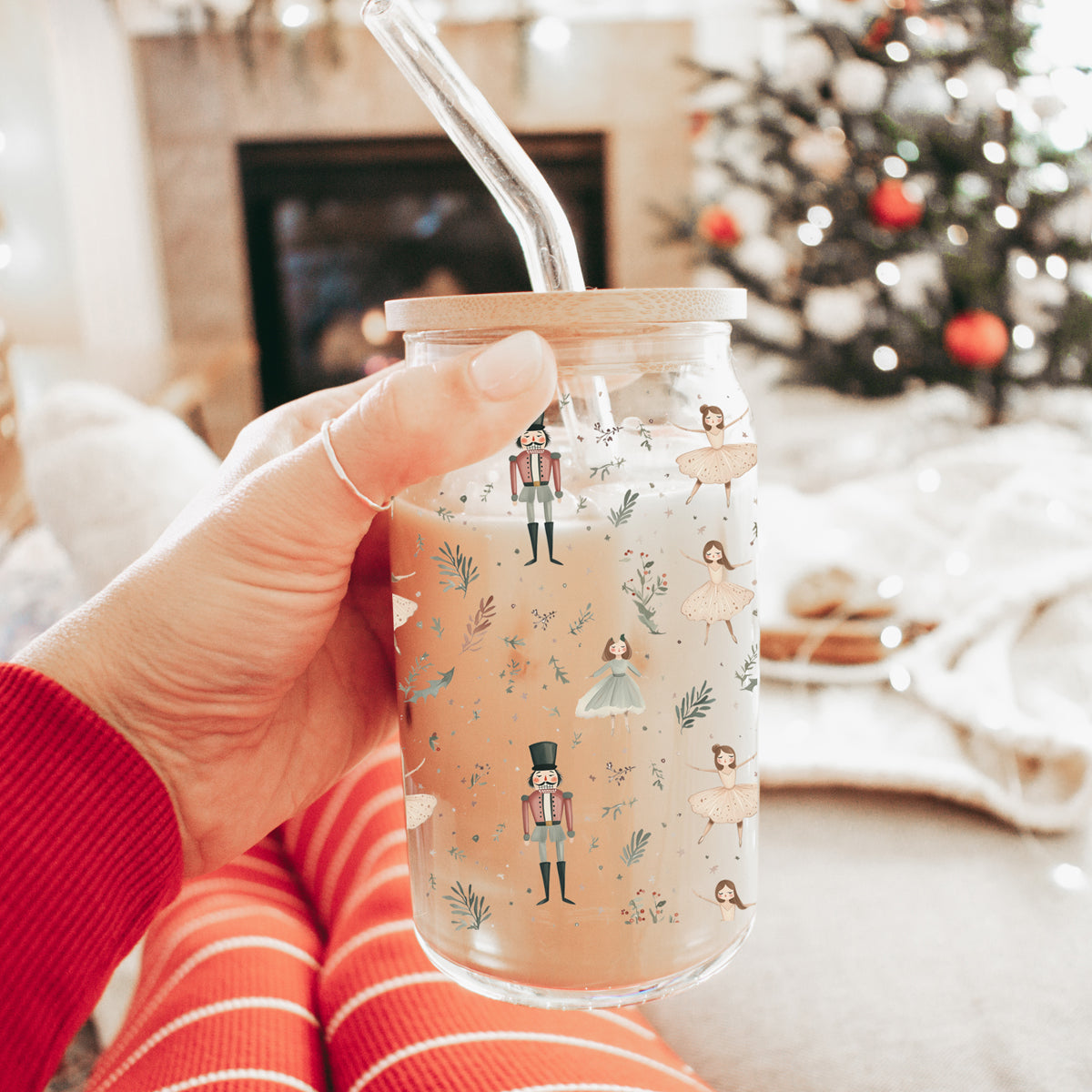 Holiday glass tumbler 17oz - Christmas nutcracker ballerina coffee cup bamboo lid - Pastel festive drinkware with straw
Traditional Nutcracker Christmas glass cup – pastel holiday coffee tumbler