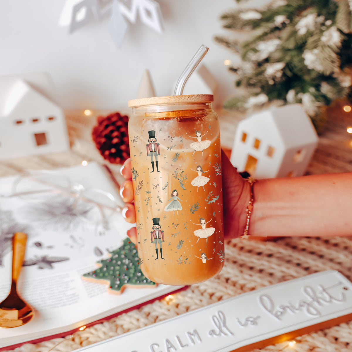 Holiday glass coffee cup 17oz - Christmas nutcracker ballerina pastel tumbler bamboo lid - Soft festive drinkware
Unique Christmas coffee cup – light neutral Nutcracker soldiers glass tumbler