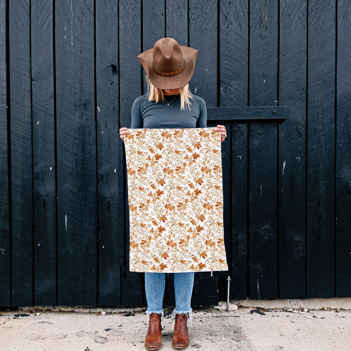 autumn inspired dish towel for cozy holiday kitchen
thanksgiving baking towel with autumn leaves print
fall hostess gift leaf design kitchen towel
farmhouse fall decor with autumn leaf dish towel
rust and tan leaf fall towel 