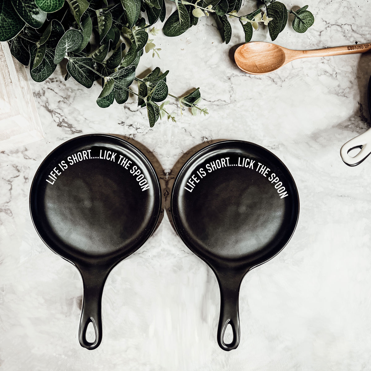 Wrapped baking gift set featuring ceramic spoon rest and wooden spoon
Ready-to-gift kitchen spoon rest set with decorative ribbon