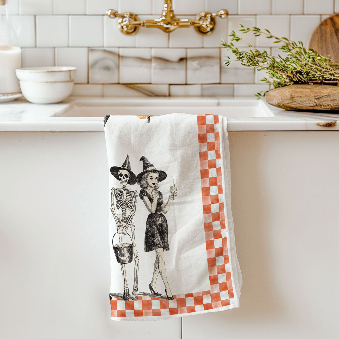 orange checkered vintage halloween kitchen décor towel
classic halloween ladies towel for farmhouse fall décor
retro style pumpkin head and witch towel for oven handle