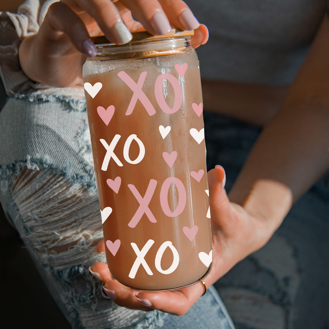 Cute pink XO’s and hearts 20oz glass cups with bamboo lid.
Charming 20oz glass cups with bamboo lid, XO’s and hearts design.
Pink hearts and XO’s 20oz glass cups with bamboo lid and straw.
20oz glass cups with bamboo lid, pink XO’s and heart patterns.