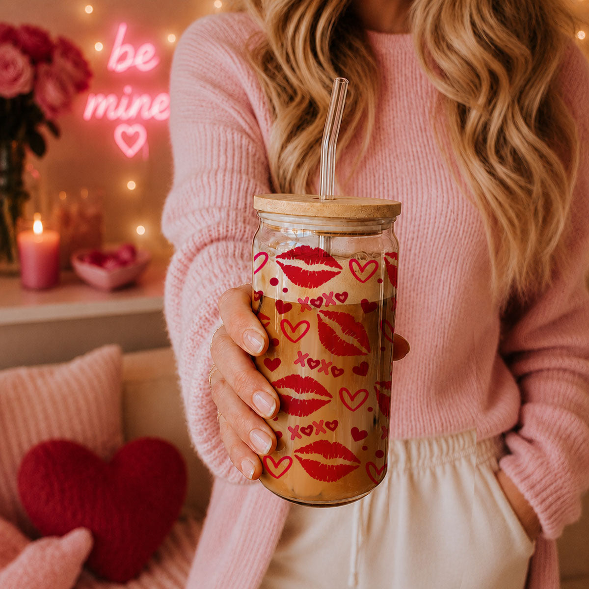 Modern wholesale glass cups with XOXO, red lips, and hearts for Valentine’s Day.
20oz glass tumblers with red lips and heart designs for wholesale orders.
Bold 20oz glass cups featuring red lips and XOXO designs for wholesale gifting.