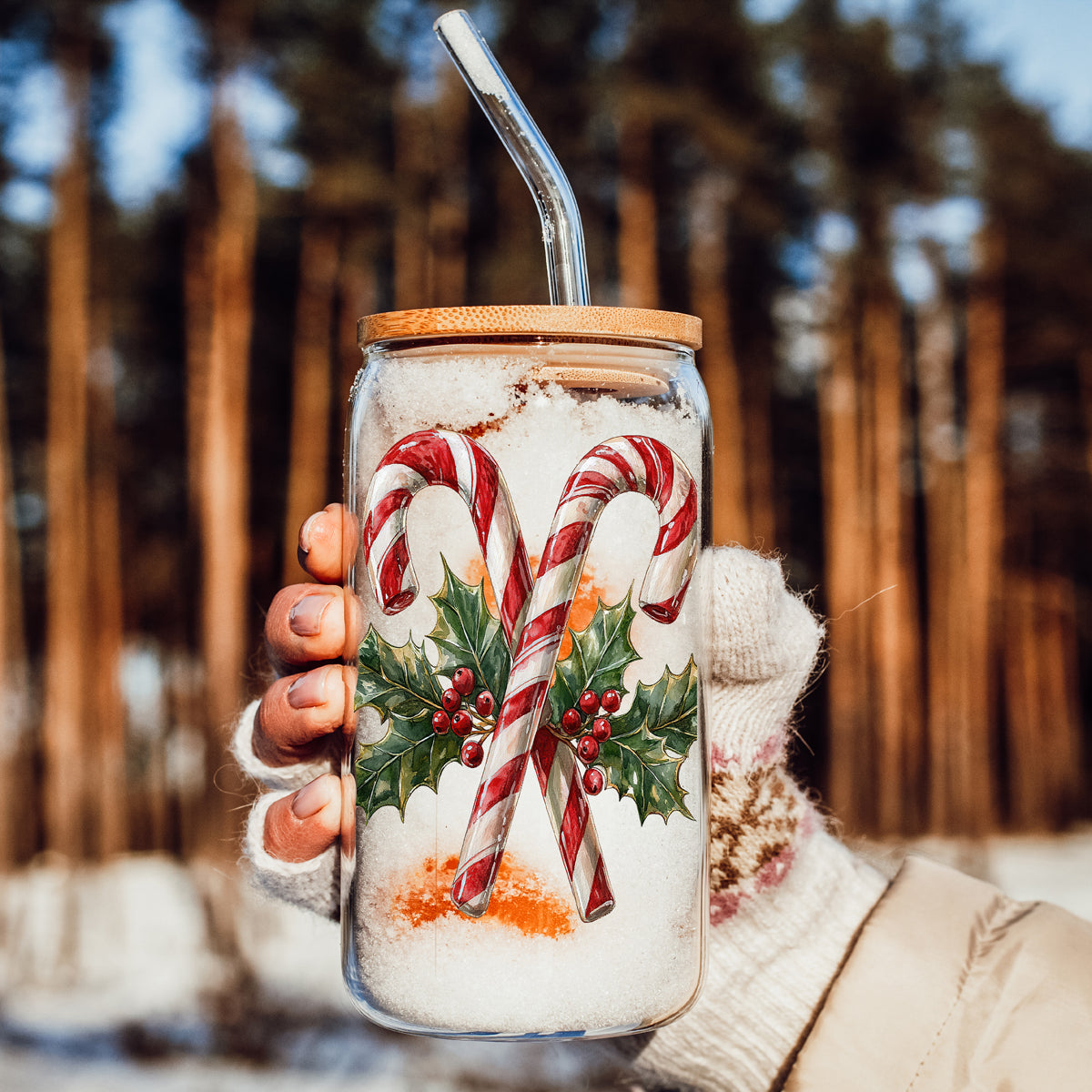 Sparkly Christmas coffee tumbler – festive candy cane wreath design
Holiday kitchen and coffee bar gift – 17oz glass tumbler with candy cane and holly wreath