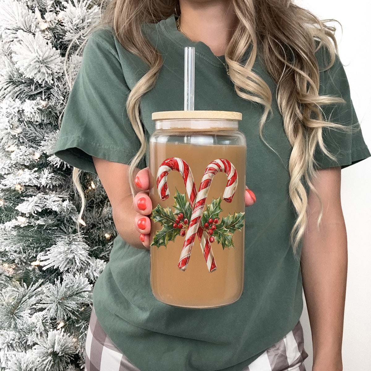 Christmas nostalgia drinkware glass tumbler 17oz - Candy cane holly bamboo lid - Holiday traditional coffee cup
Holiday kitchen gift – festive glass cup with Christmas wreath and candy canes