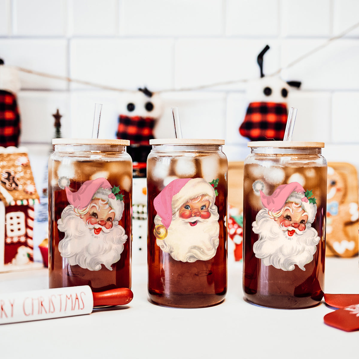 Christmas nostalgia drinkware glass tumbler 17oz - Vintage Santa pink hat bamboo lid - Holiday retro coffee cup
Unique Christmas coffee cup – festive glass tumbler with 2 pink Santa faces