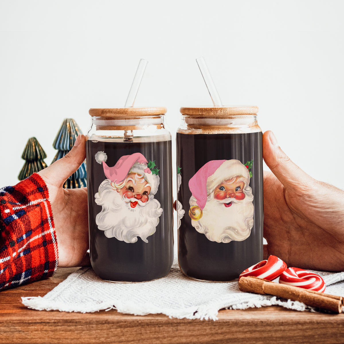Christmas hostess gifts glass tumbler 17oz - Vintage Santa pink hat holiday coffee cup bamboo lid - Retro drinkware
Holiday coffee tumbler gift – festive glass cup for moms and home chefs