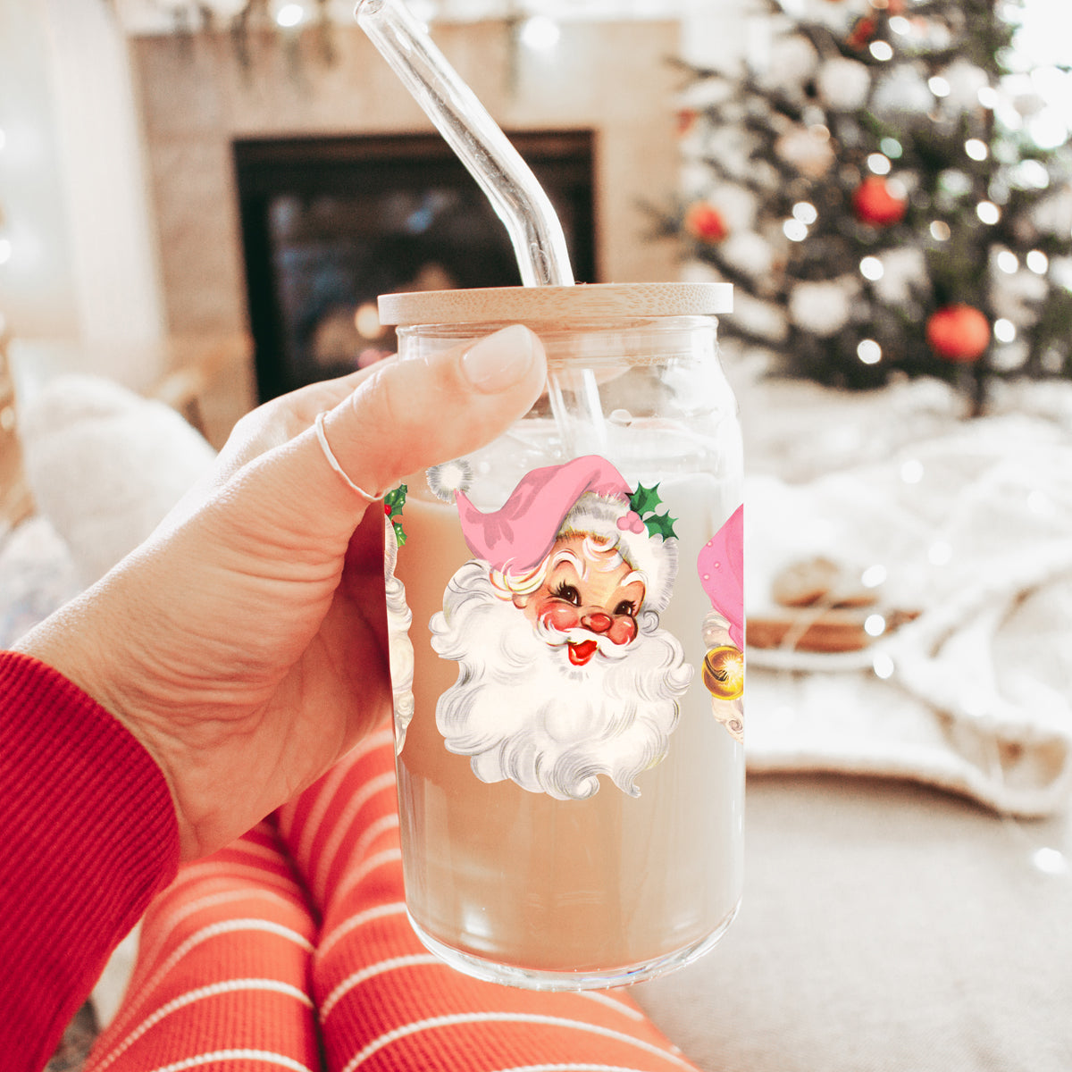Holiday glass tumbler 17oz - Christmas vintage Santa pink hat coffee cup bamboo lid - Retro festive drinkware with straw
Christmas coffee mug – 2 vintage Santa faces glass cup in pink holiday design