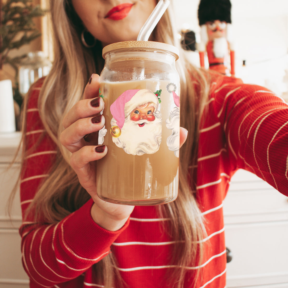 Holiday drinkware gifts glass cup 17oz - Christmas vintage Santa pink hat coffee tumbler bamboo lid - Retro accessories
Festive drinkware gift – 2 pink hat Santa faces on 17oz Christmas glass tumbler