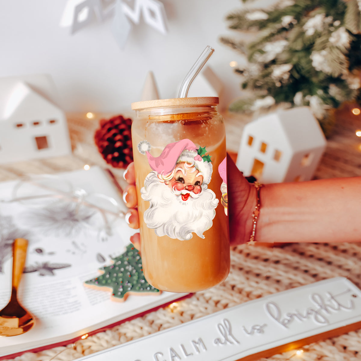 17oz Christmas glass tumbler - Vintage Santa pink hat holiday coffee cup with bamboo lid straw - Retro festive kitchen gift
Unique Christmas coffee cup – pink Santa face glass tumbler gift