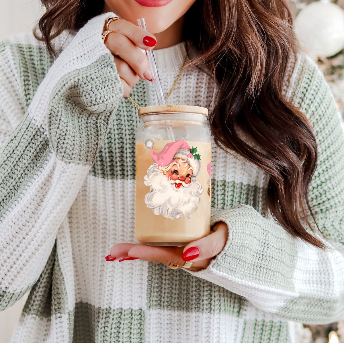 Aesthetic Christmas drinkware vintage Santa glass tumbler 17oz - Holiday pink hat retro coffee cup bamboo lid
Christmas coffee mug gift – glass cup with vintage Santa faces for kitchen or office