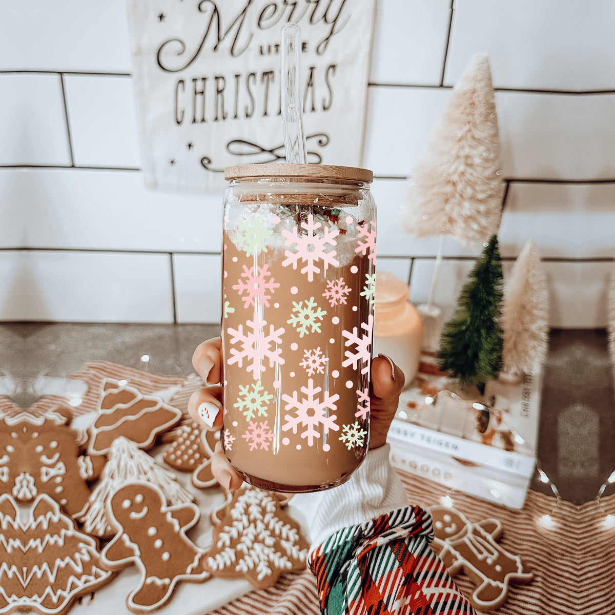 Modern holiday tumbler - pastel Christmas snowflake glass cup with lid
Reusable glass tumbler - pastel pink and green mint snowflake Christmas cup
Festive pastel holiday tumbler - snowflake design glass with bamboo lid