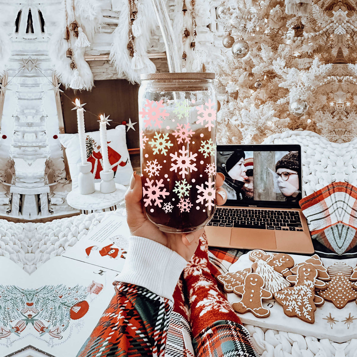 Christmas kitchen decor glass cup 17oz - Pastel snowflake pink mint holiday tumbler with straw - Soft winter drinkware
Christmas kitchen decor – glass cup with pastel snowflake design for holiday coffee bar