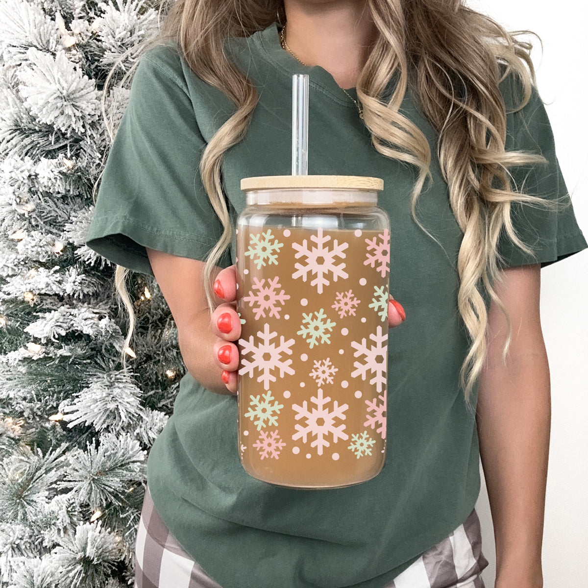 Christmas coffee gifts glass tumbler 17oz - Pastel snowflake pink mint holiday drinkware bamboo lid - Soft kitchen accessories
Christmas coffee bar accessory – glass cup with pastel snowflake holiday design