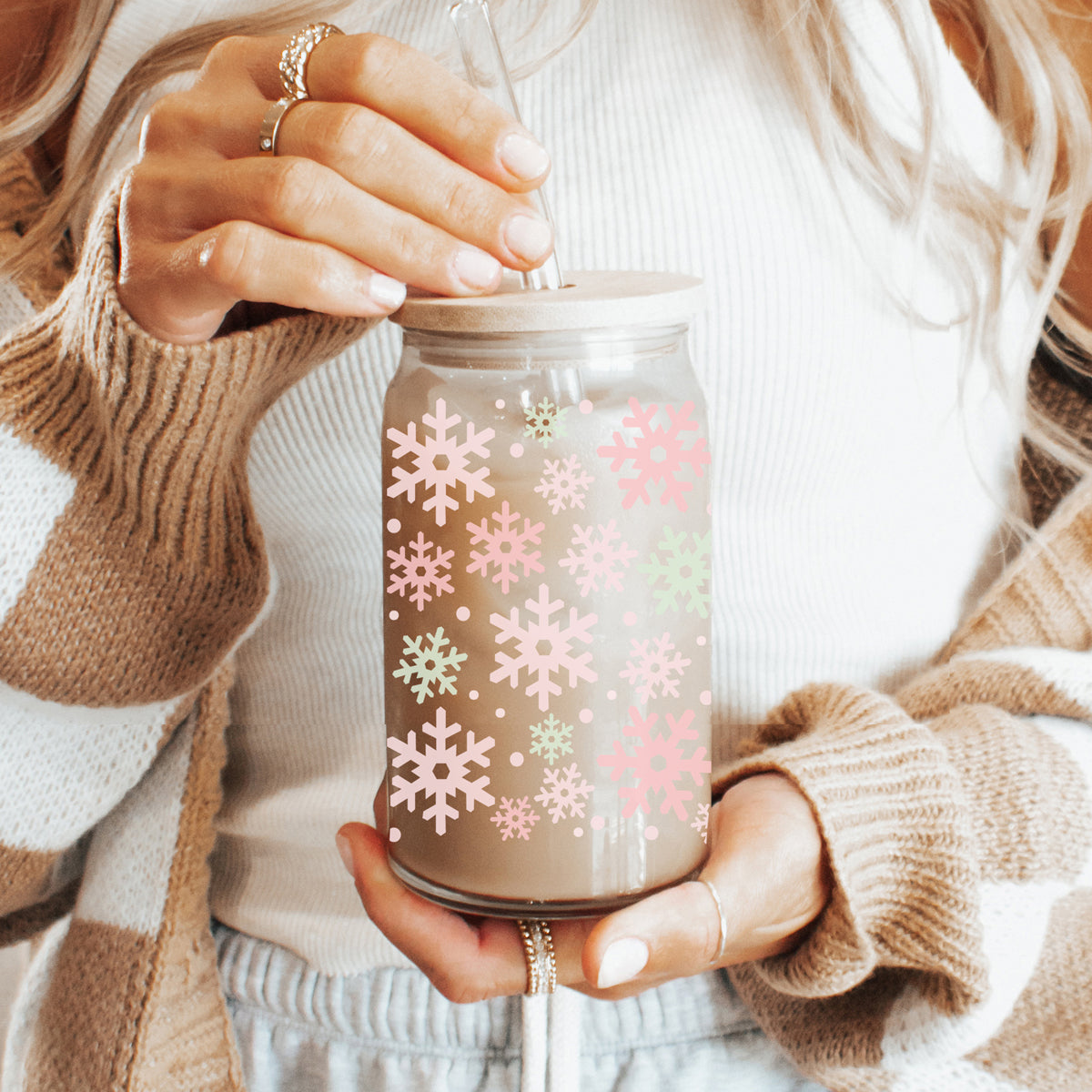 Holiday glass tumbler 17oz - Christmas pastel snowflake pink mint coffee cup bamboo lid - Winter festive drinkware with straw
Christmas coffee tumbler – festive pastel snowflake glass cup for holiday drinks