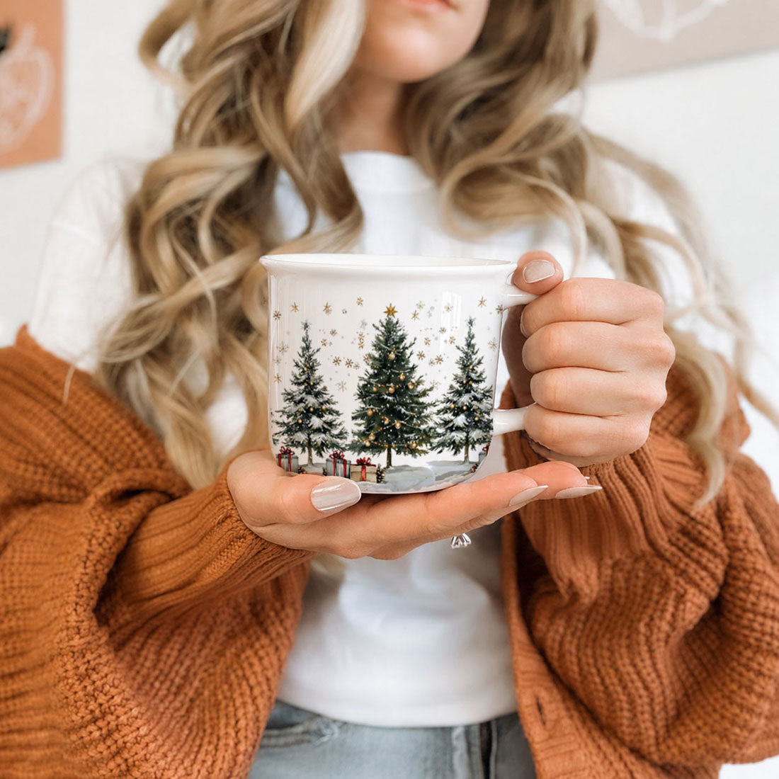 Holiday mug with Christmas tree and gift illustration
Christmas mug with snow covered pine forest
Winter wonderland mug for festive home decor
Christmas tree mug for holiday kitchen decor
Holiday mug with cozy winter aesthetic
Christmas mug with charming Christmas tree scene
Winter wonderland mug for seasonal decor
Christmas mug with classic winter wonderland style
Holiday mug with watercolor Christmas trees
Christmas mug with hand painted winter trees look
Winter wonderland mug with Christmas gifts
Christm