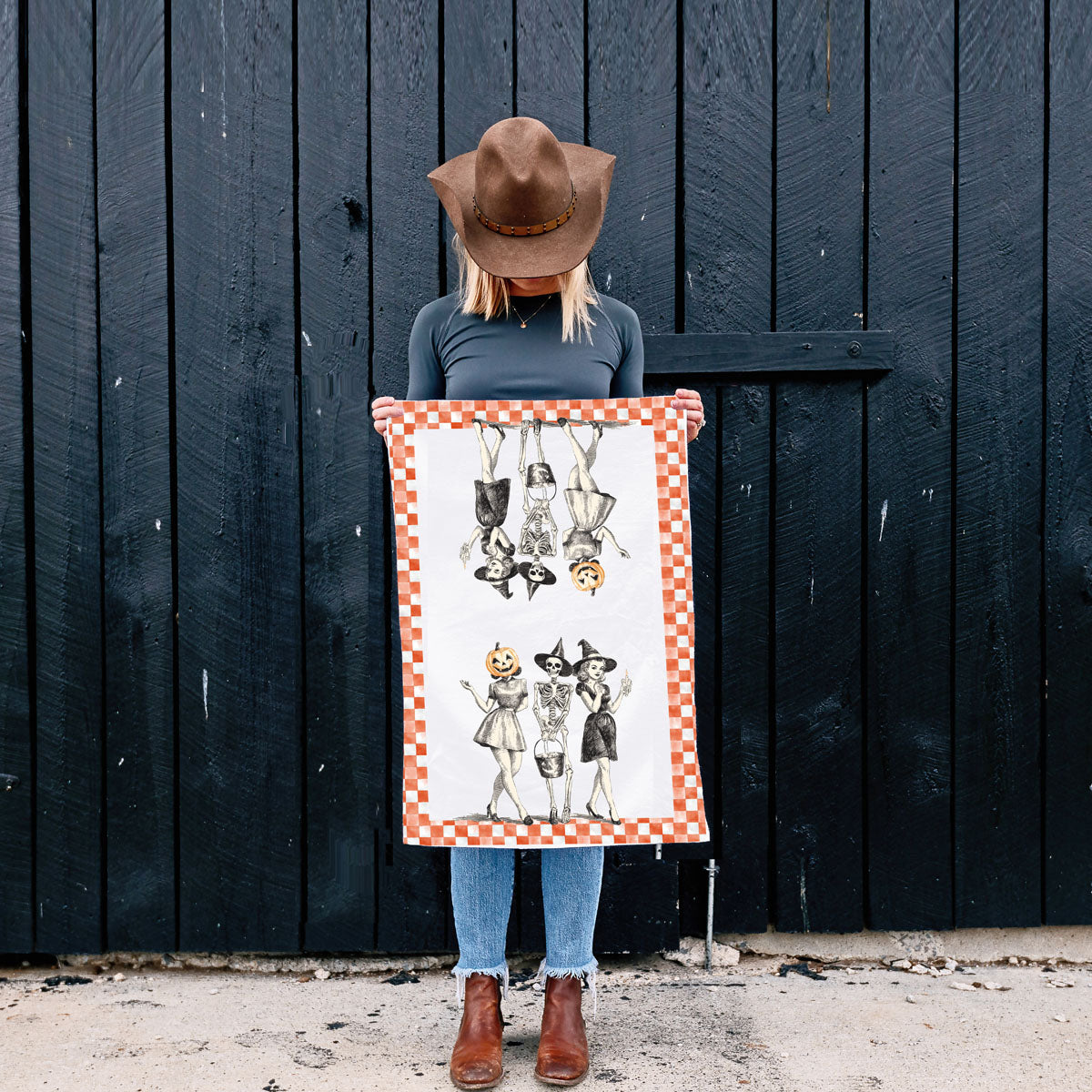 vintage cartoon style halloween towel with pumpkin and witch
orange gingham border halloween towel for traditional décor
1950s style halloween kitchen towel with flirty witch design