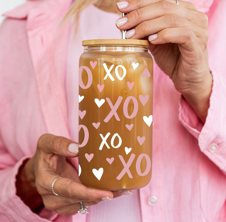 Charming 20oz glass cups with bamboo lid and glass straw, decorated with pink and white XO’s and heart graphics.
Fun and flirty 20oz glass cups with bamboo lid and glass straw, featuring pink XO’s and white hearts for a sweet gift.